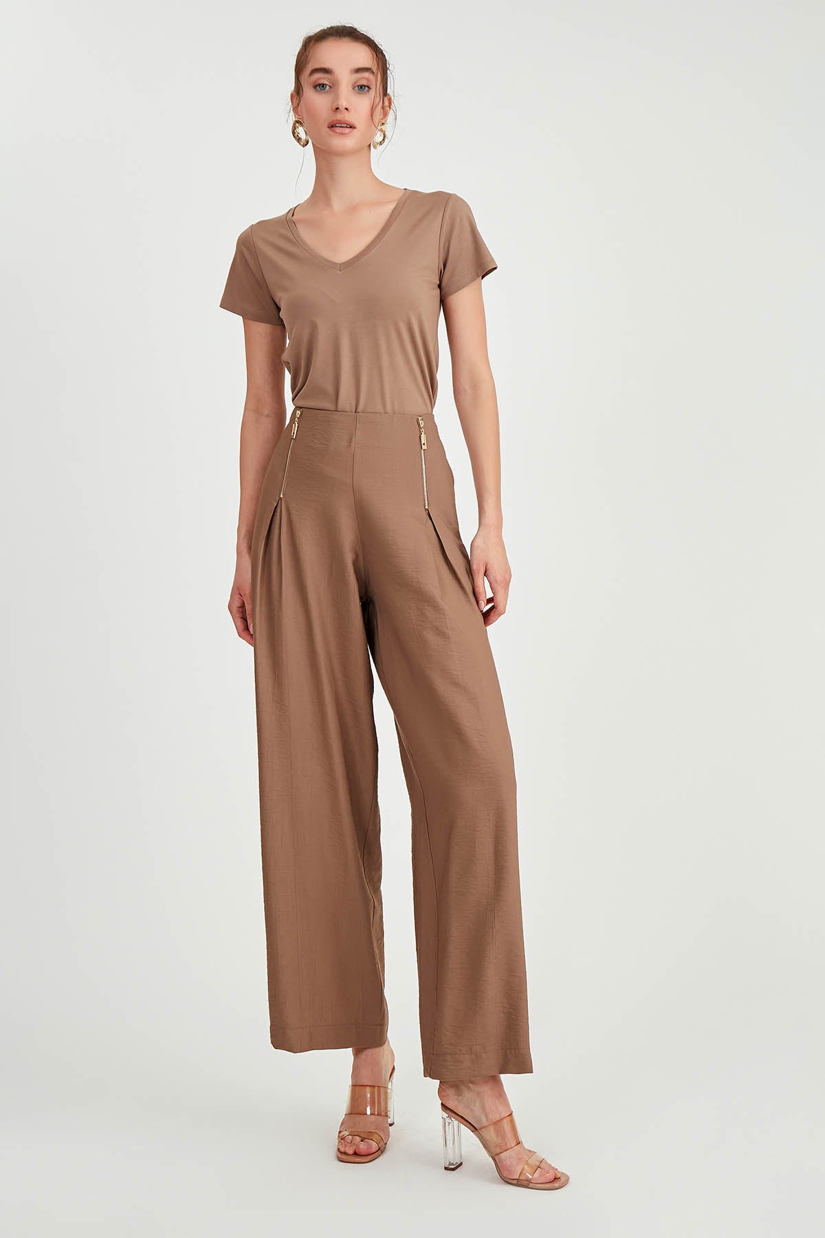 WIDE-ASPECT TROUSERS WITH ZIPPERED FRONT