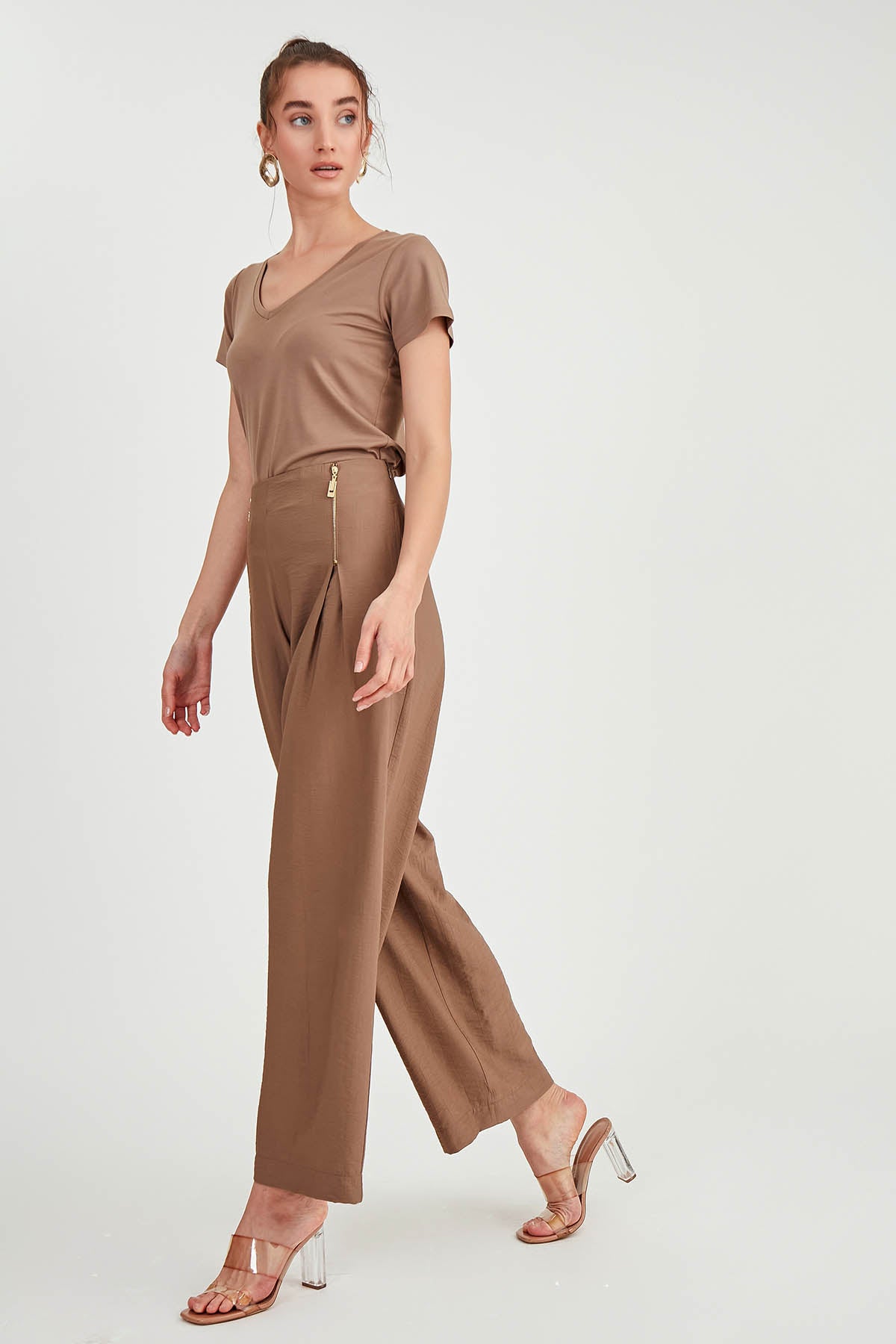 WIDE-ASPECT TROUSERS WITH ZIPPERED FRONT
