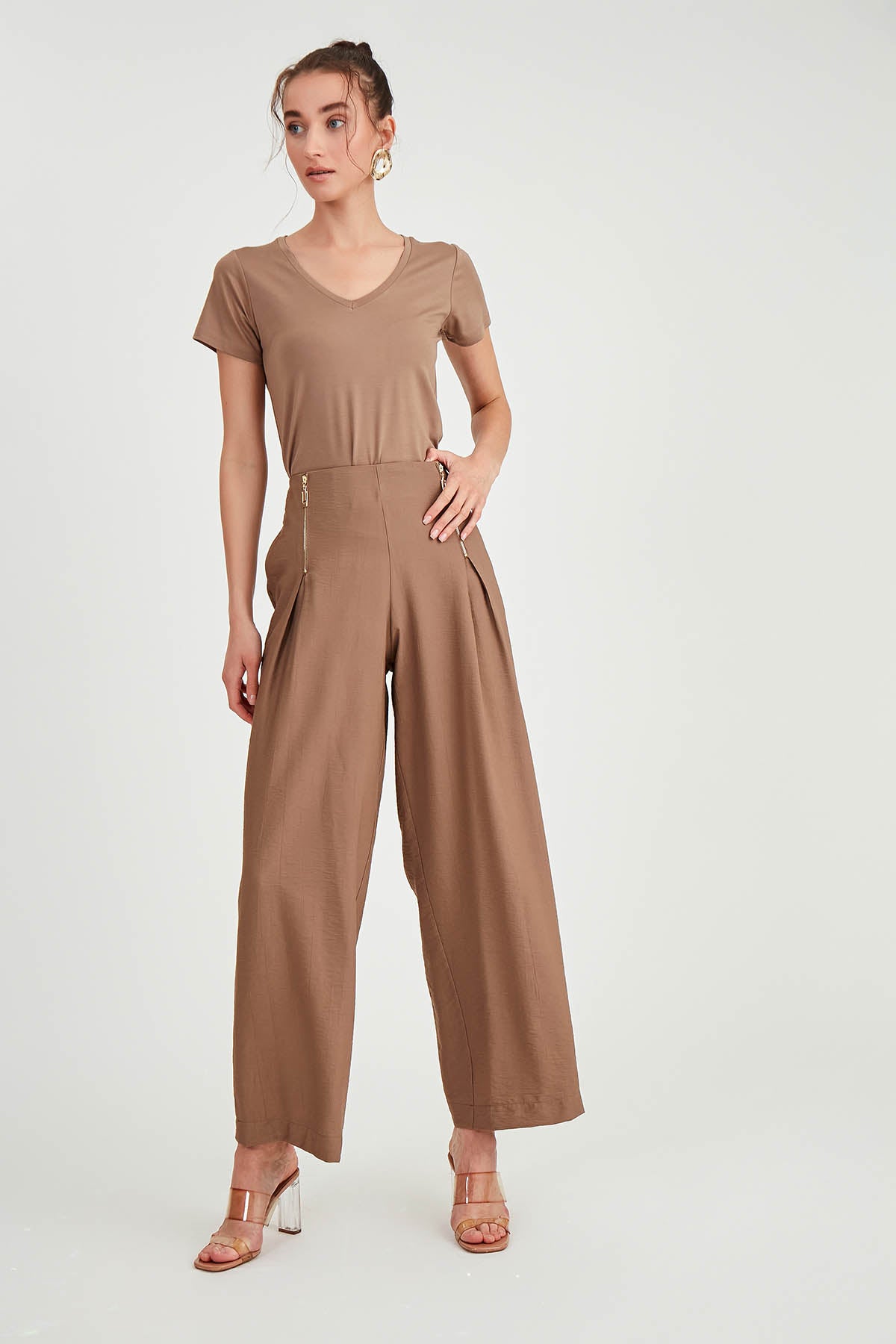 WIDE-ASPECT TROUSERS WITH ZIPPERED FRONT