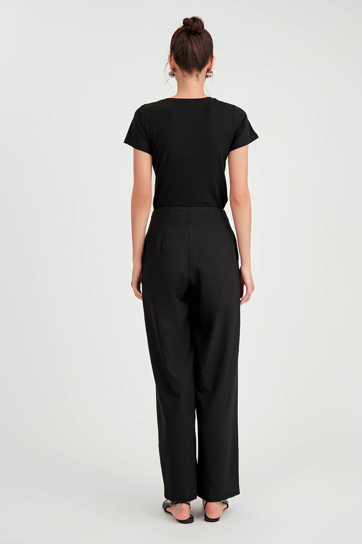WIDE-ASPECT TROUSERS WITH ZIPPERED FRONT