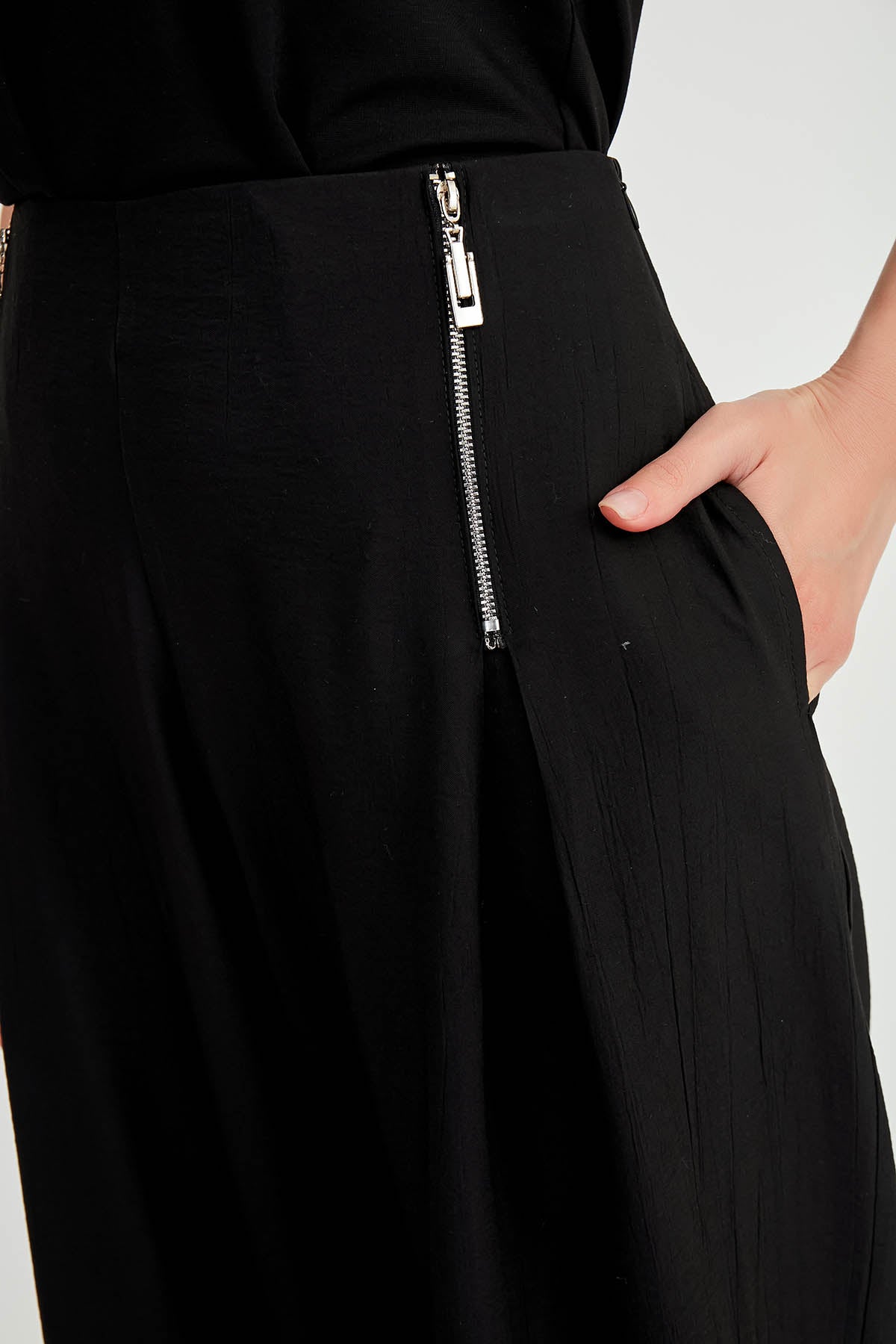 WIDE-ASPECT TROUSERS WITH ZIPPERED FRONT