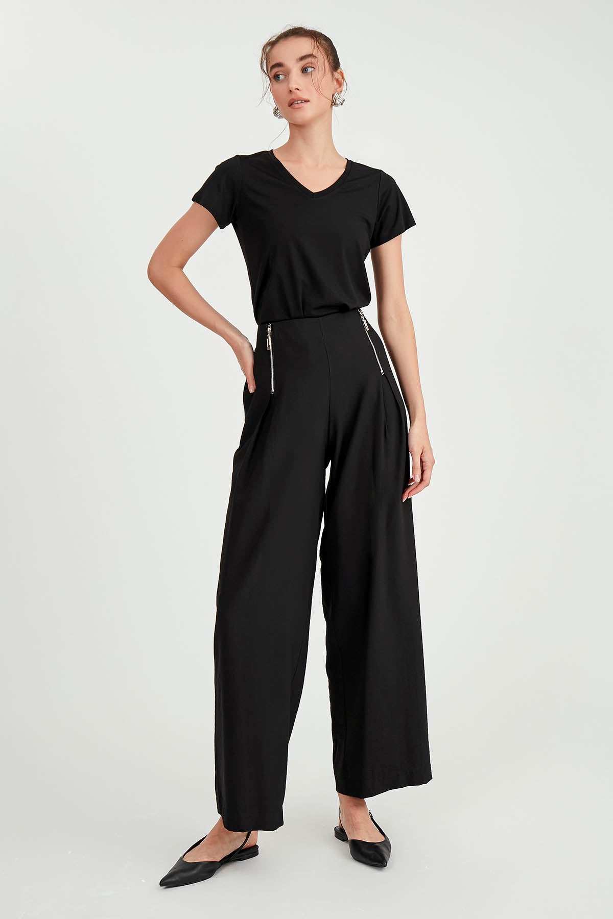 WIDE-ASPECT TROUSERS WITH ZIPPERED FRONT