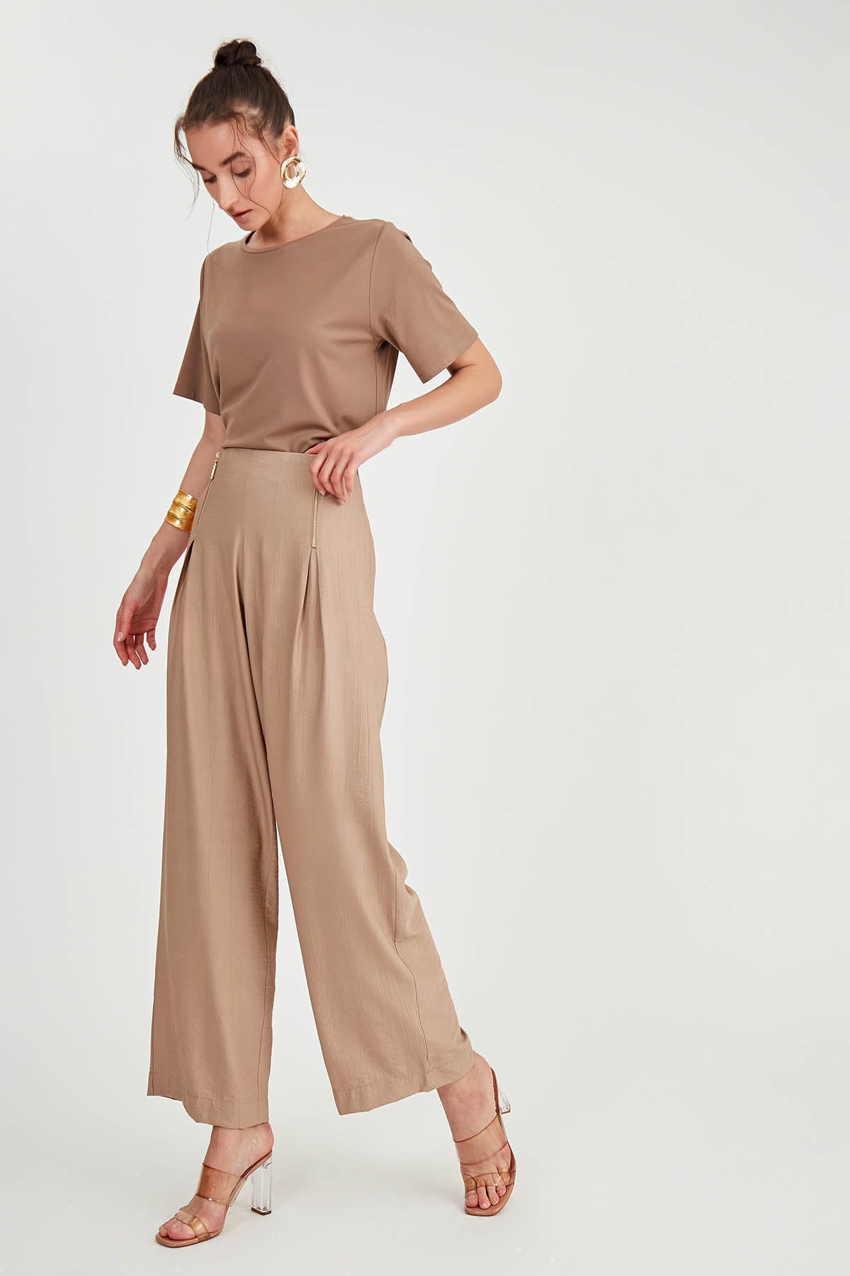 WIDE-ASPECT TROUSERS WITH ZIPPERED FRONT