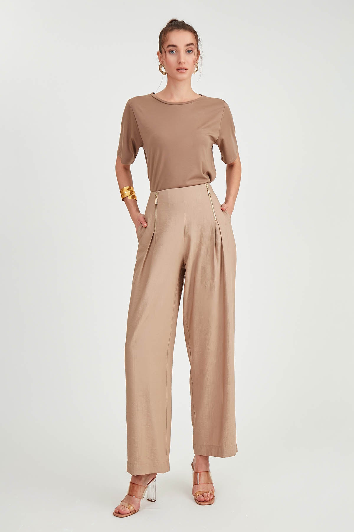 WIDE-ASPECT TROUSERS WITH ZIPPERED FRONT