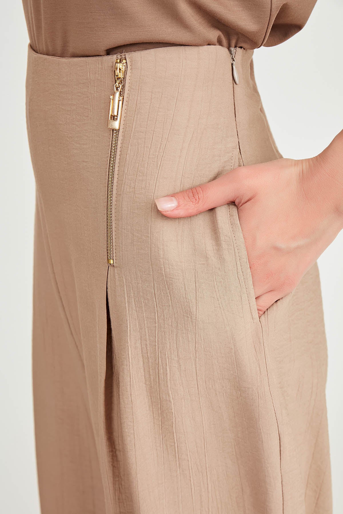 WIDE-ASPECT TROUSERS WITH ZIPPERED FRONT