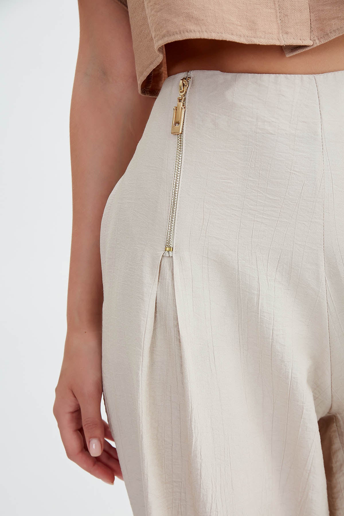 WIDE-ASPECT TROUSERS WITH ZIPPERED FRONT