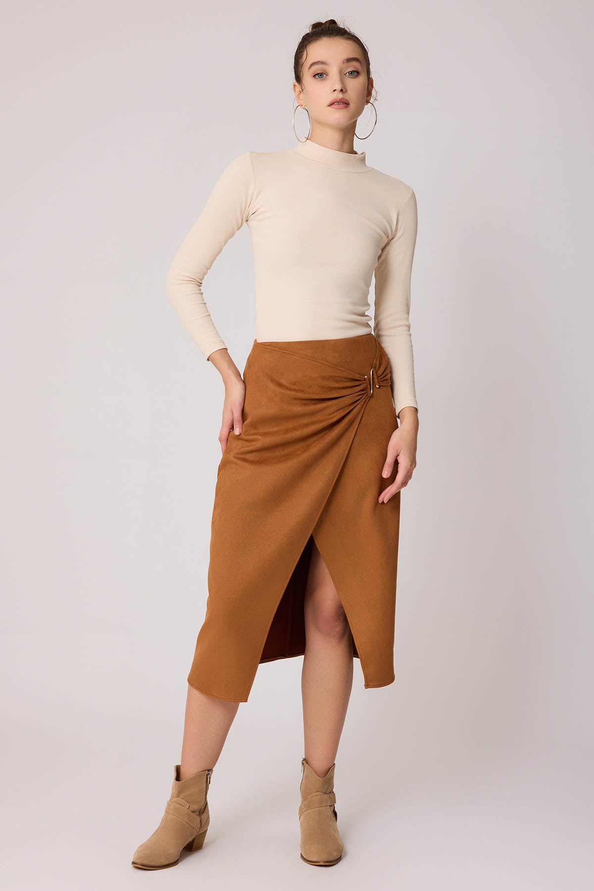 SKIRT WITH FRONT BUCKLE SPLIT
