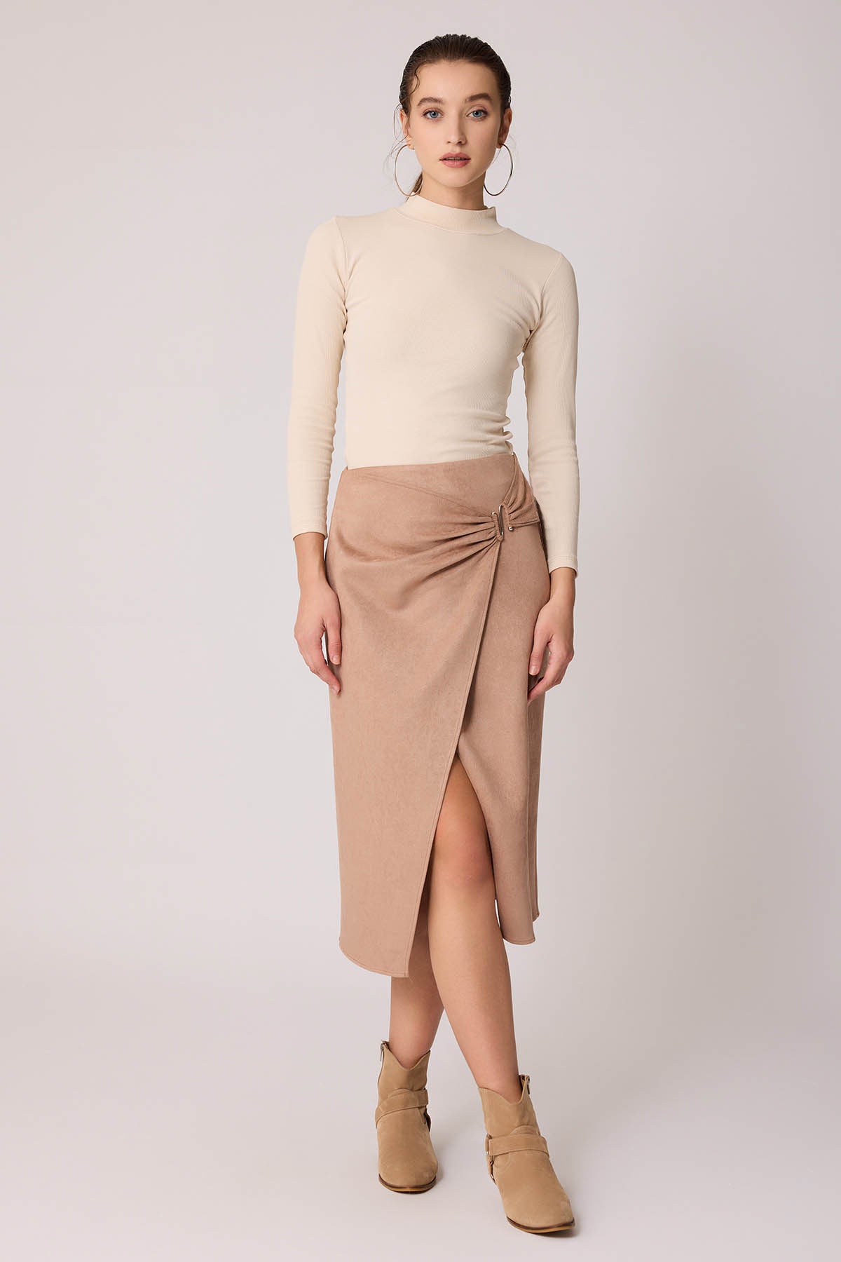 SKIRT WITH FRONT BUCKLE SPLIT
