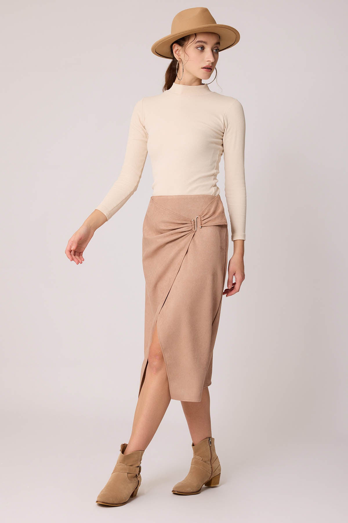 SKIRT WITH FRONT BUCKLE SPLIT