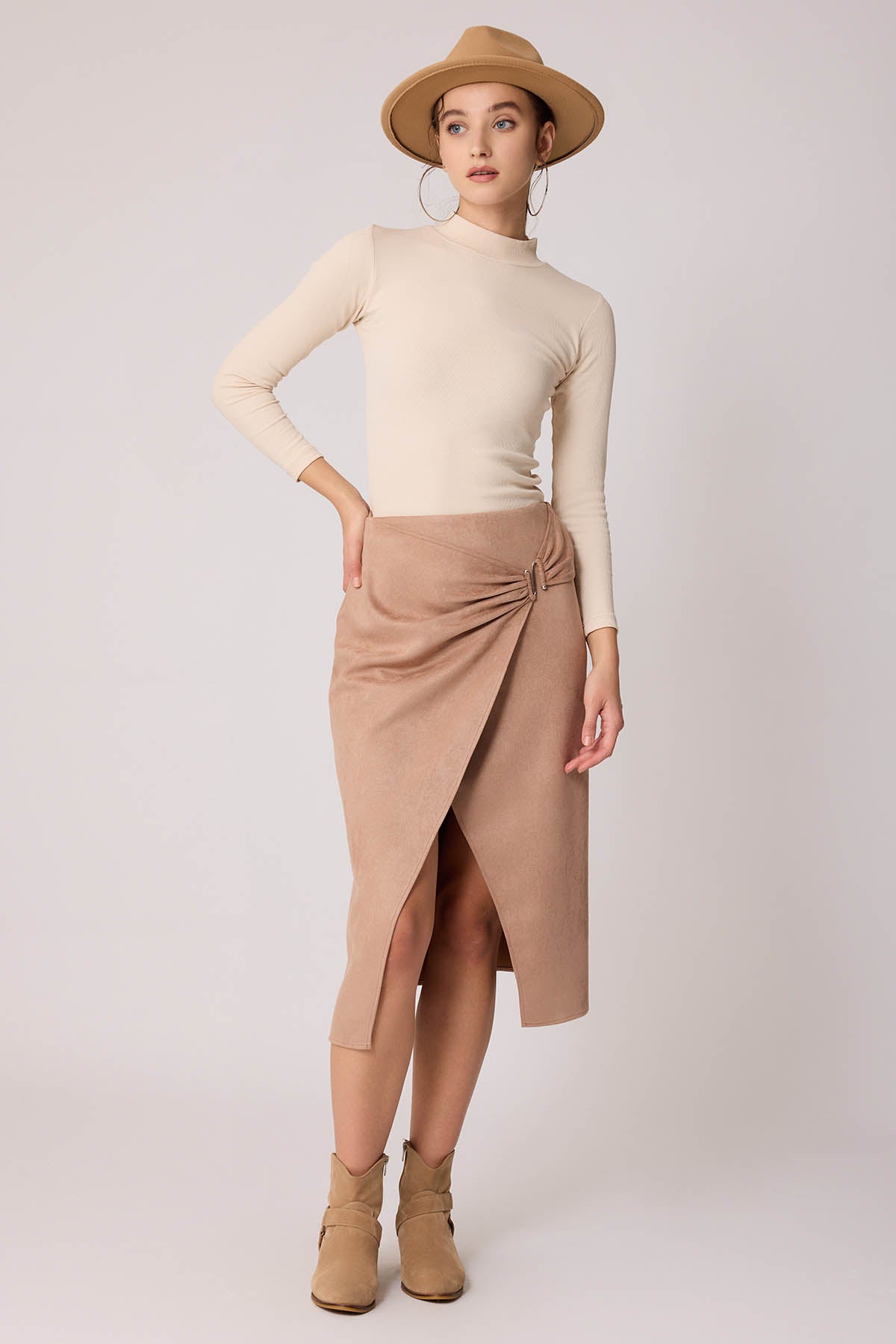 SKIRT WITH FRONT BUCKLE SPLIT