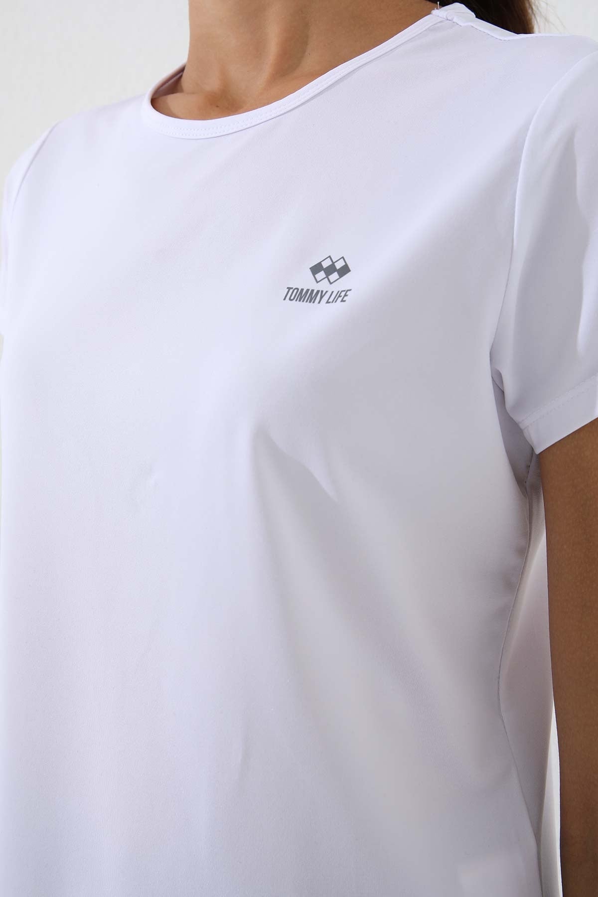 White Basic Short Sleeve Standard Fit O Collar Women's T-Shirt - 97144