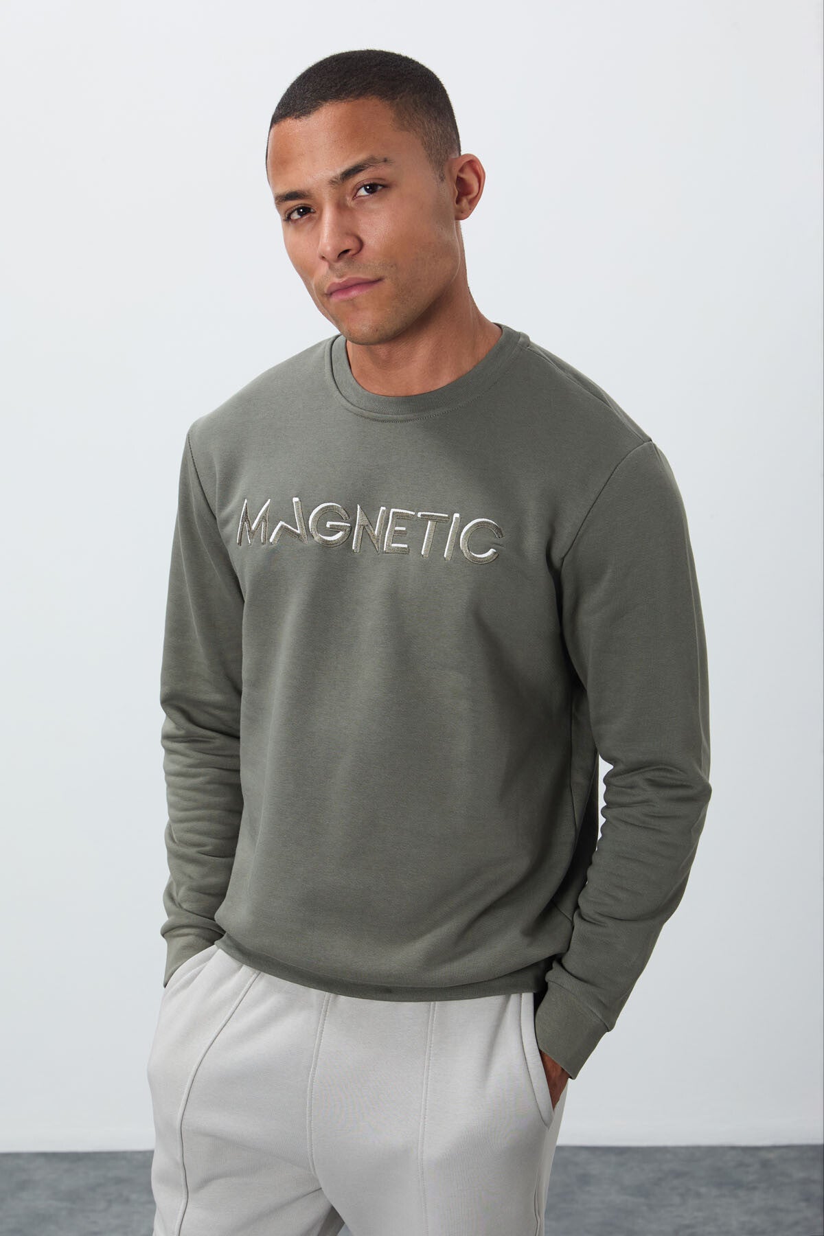 Embroidered O Collar Comfort Fit Fleece-Lined Men's Sweatshirt - 88020