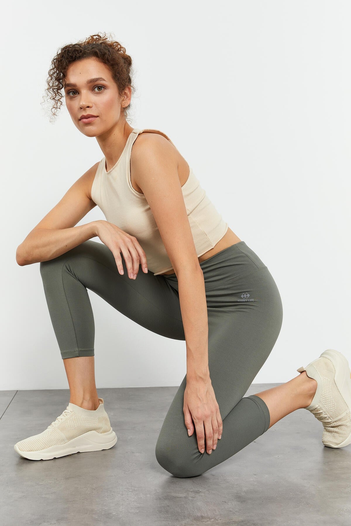 High Waist Slim Fit Tapered Leg Women's Capri Tights - 93097
