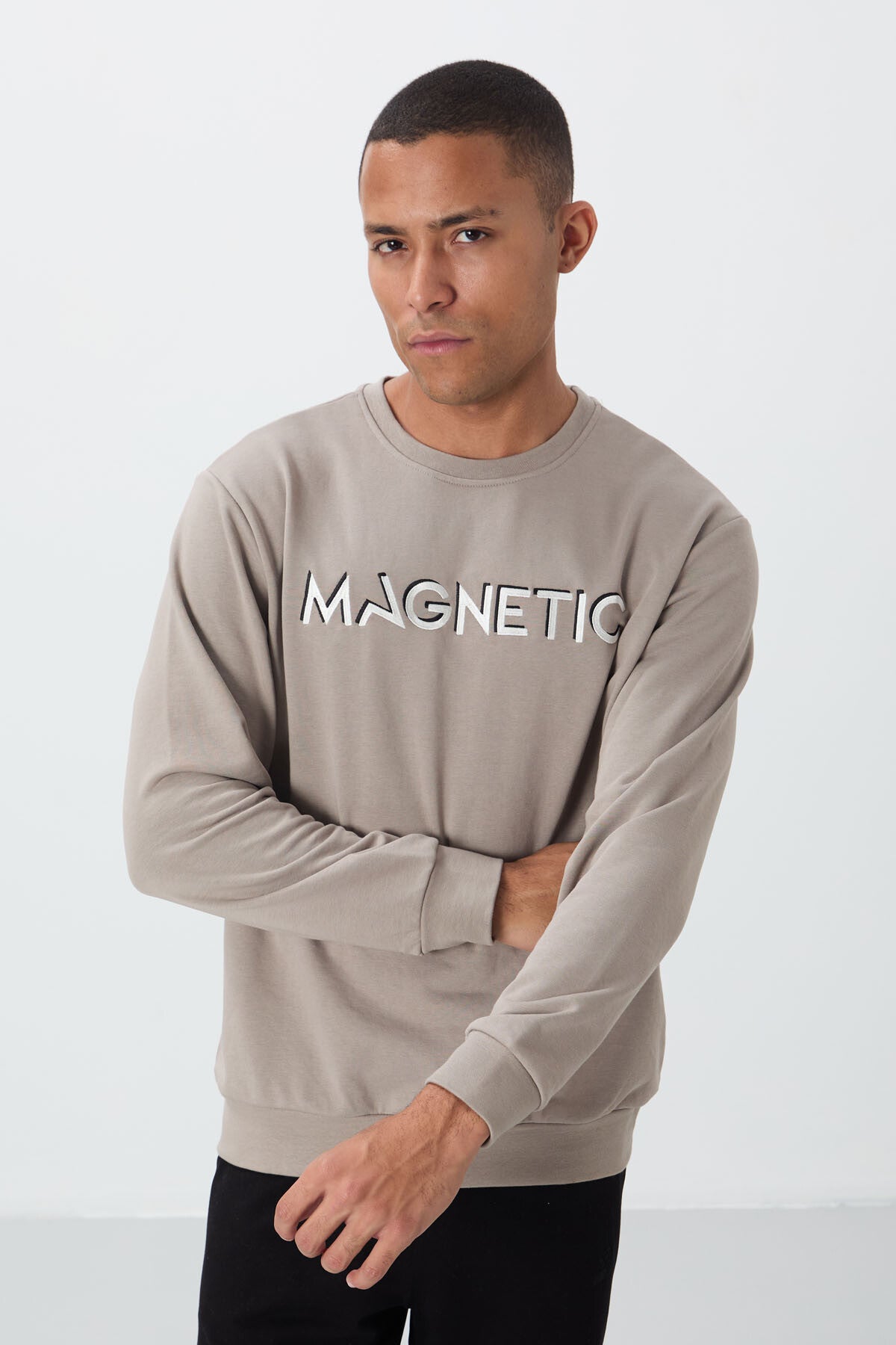 Camel Print Embroidered O Neck Comfort Fit Fleece Lined Men's Sweatshirt - 88020