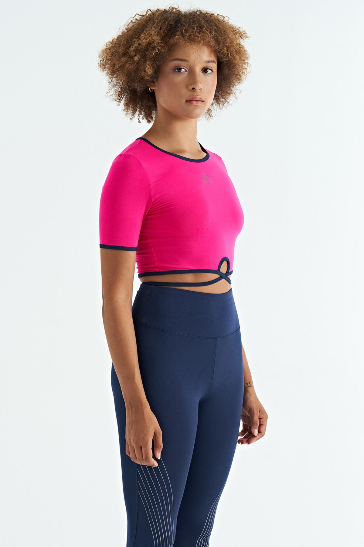 Fuchsia Tie-Waist Detailed O Neck Standard Cut Diving Fabric Women's Crop T-Shirt - 97266