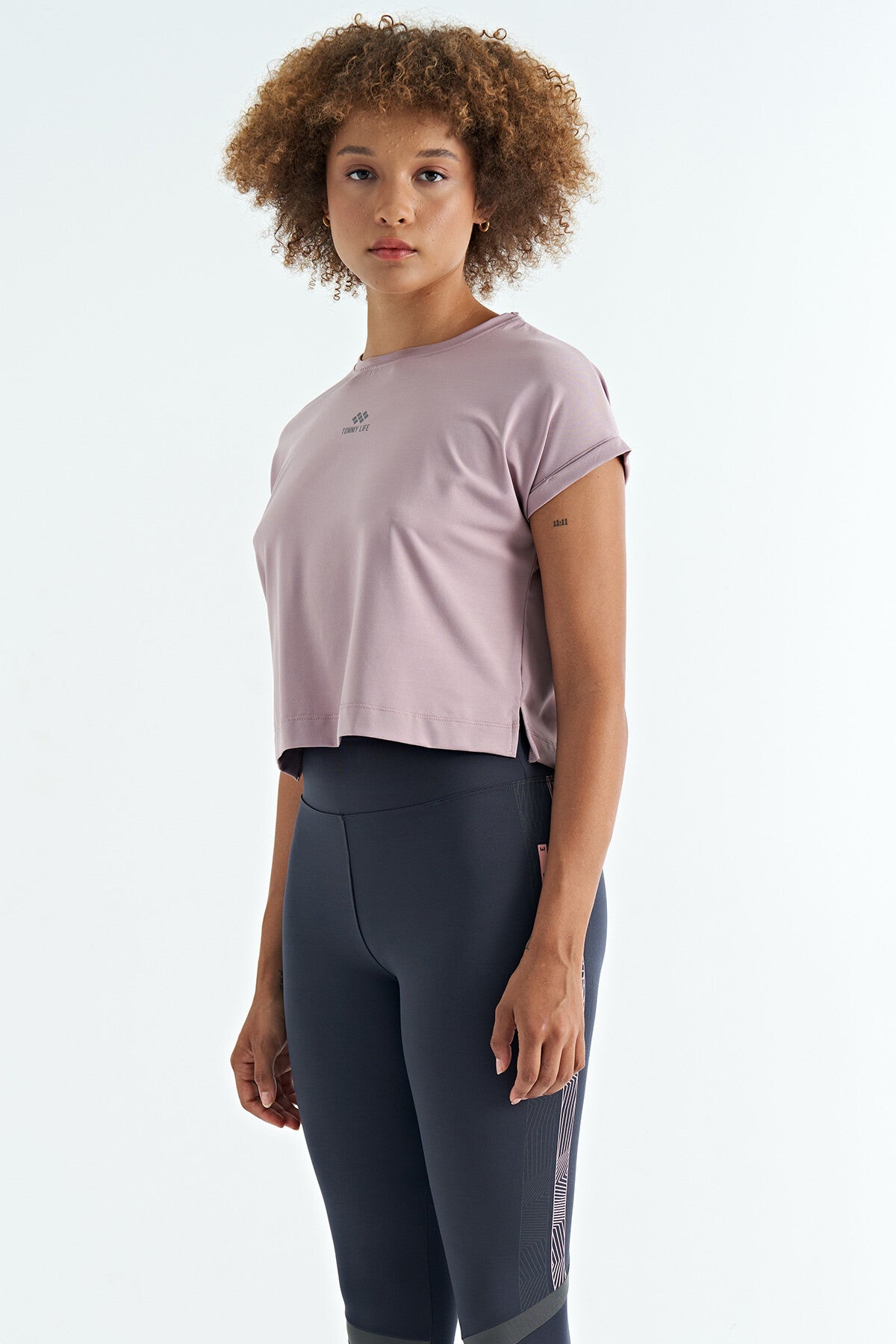 Dried Rose Logo Printed O Collar Low Sleeve Oversize Women's Crop T-Shirt - 97262