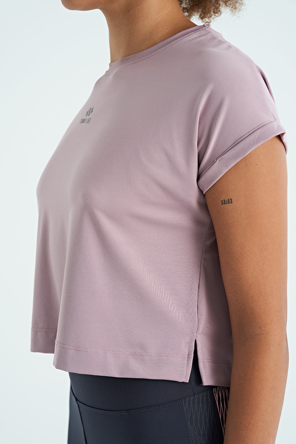 Dried Rose Logo Printed O Collar Low Sleeve Oversize Women's Crop T-Shirt - 97262