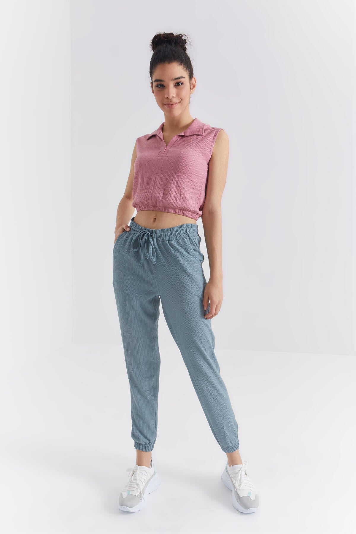 Dried Rose Polo Collar Beli Elastane Crinkle Fabric Women's Crop Top T-Shirt - 97223
