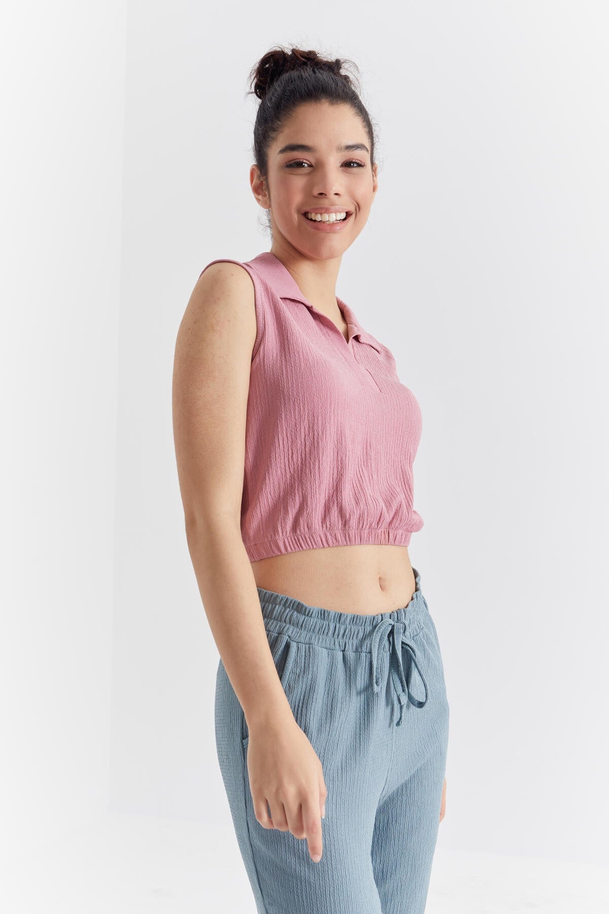 Dried Rose Polo Collar Beli Elastane Crinkle Fabric Women's Crop Top T-Shirt - 97223
