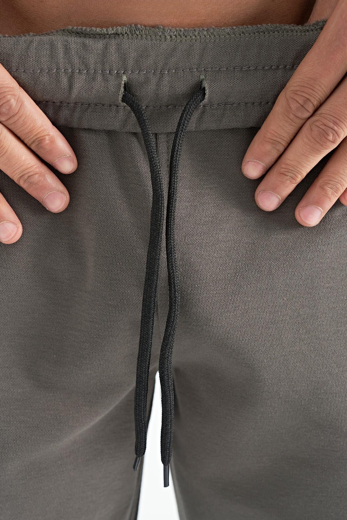 Antony Haki Standard Mold Men's Shorts - 81247