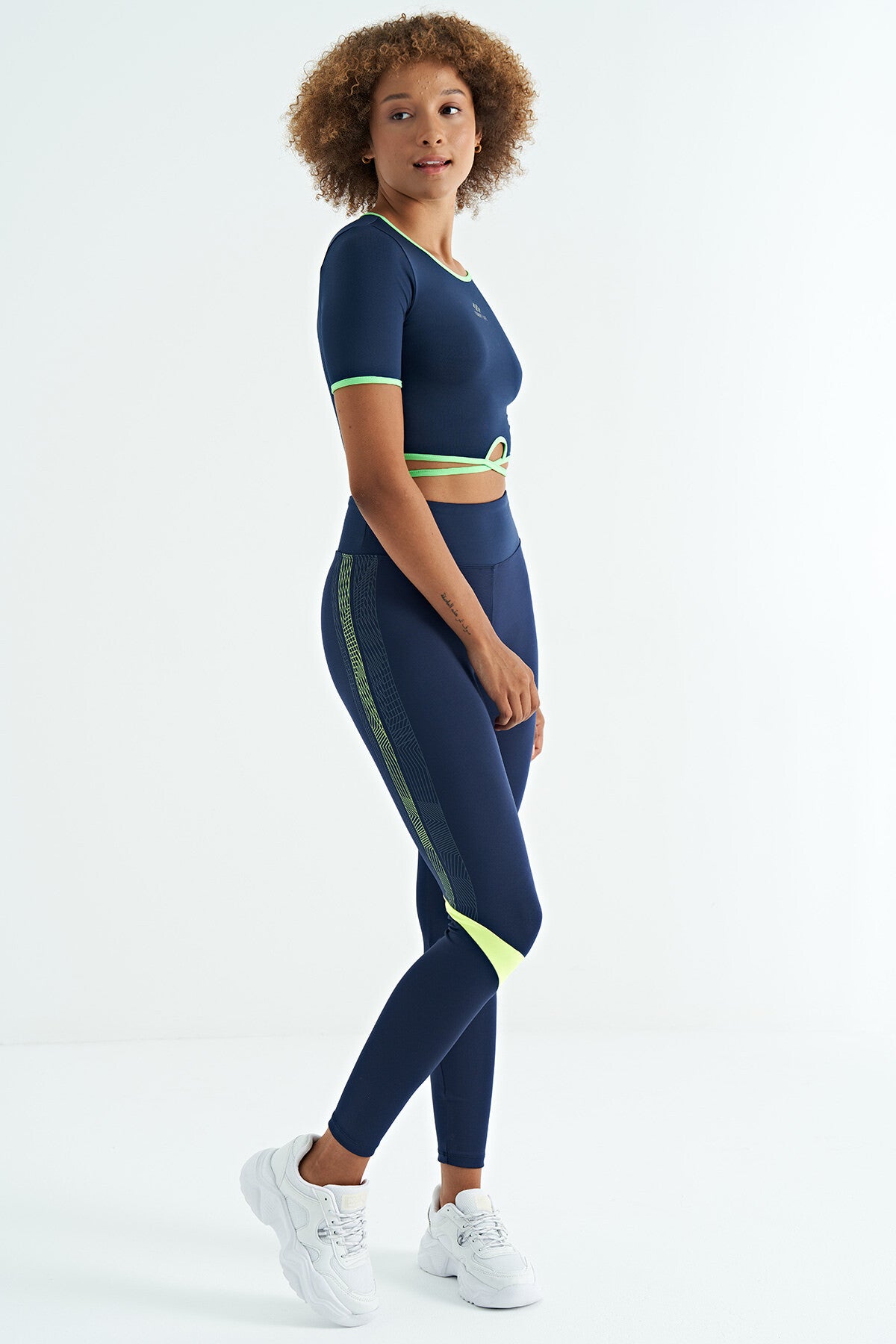 Indigo Tie-Waist Detailed O Neck Standard Fit Diver Fabric Women's Crop T-Shirt - 97266
