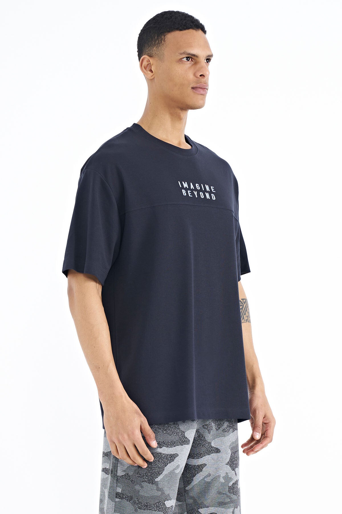 Navy Blue Embroidered Oversize O Collar Men's T-Shirt - 88178