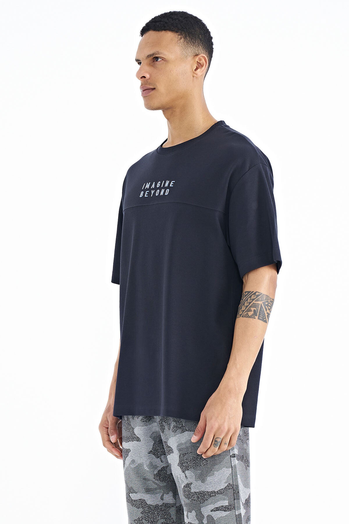 Navy Blue Embroidered Oversize O Collar Men's T-Shirt - 88178