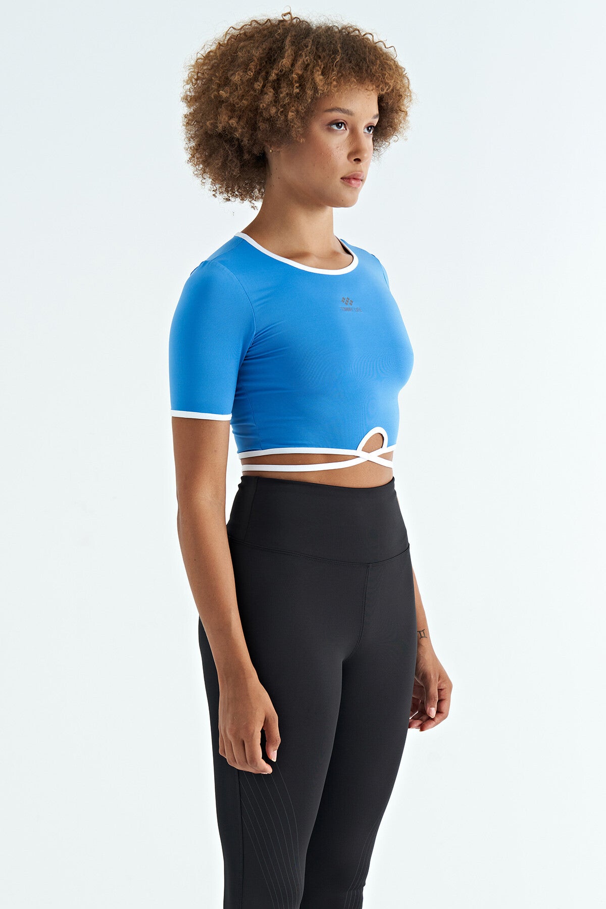 Diver Fabric Women's Crop T-Shirt with Detailed O Collar and Standard Fit - 97266