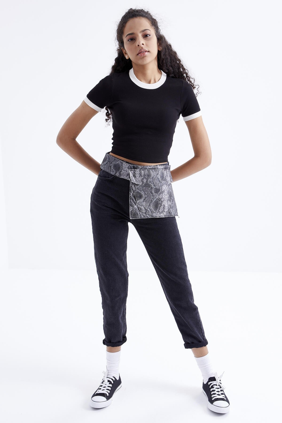 Black Basic Round Neck Detailed O Collar Women's Crop Top T-Shirt - 97200
