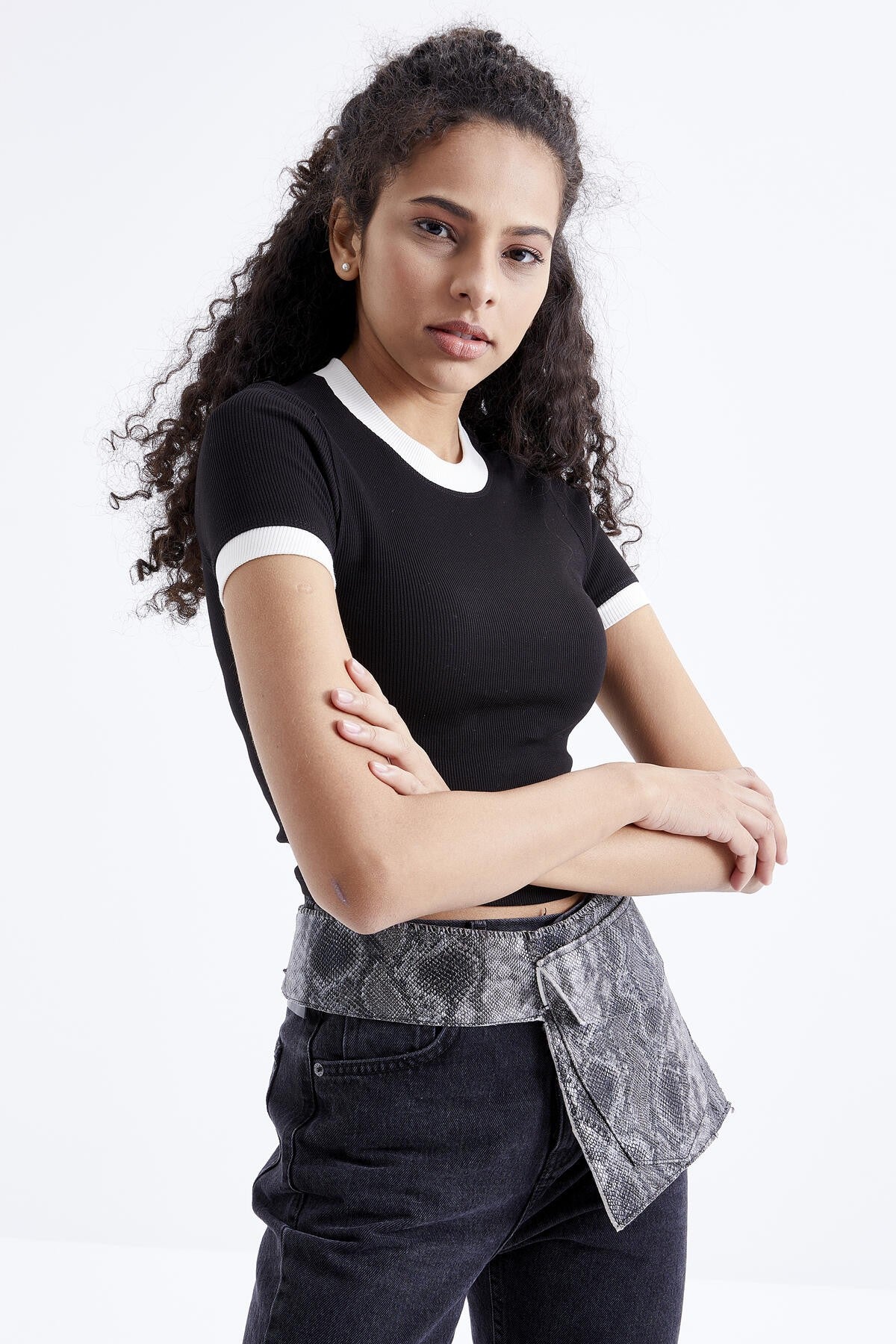Black Basic Round Neck Detailed O Collar Women's Crop Top T-Shirt - 97200