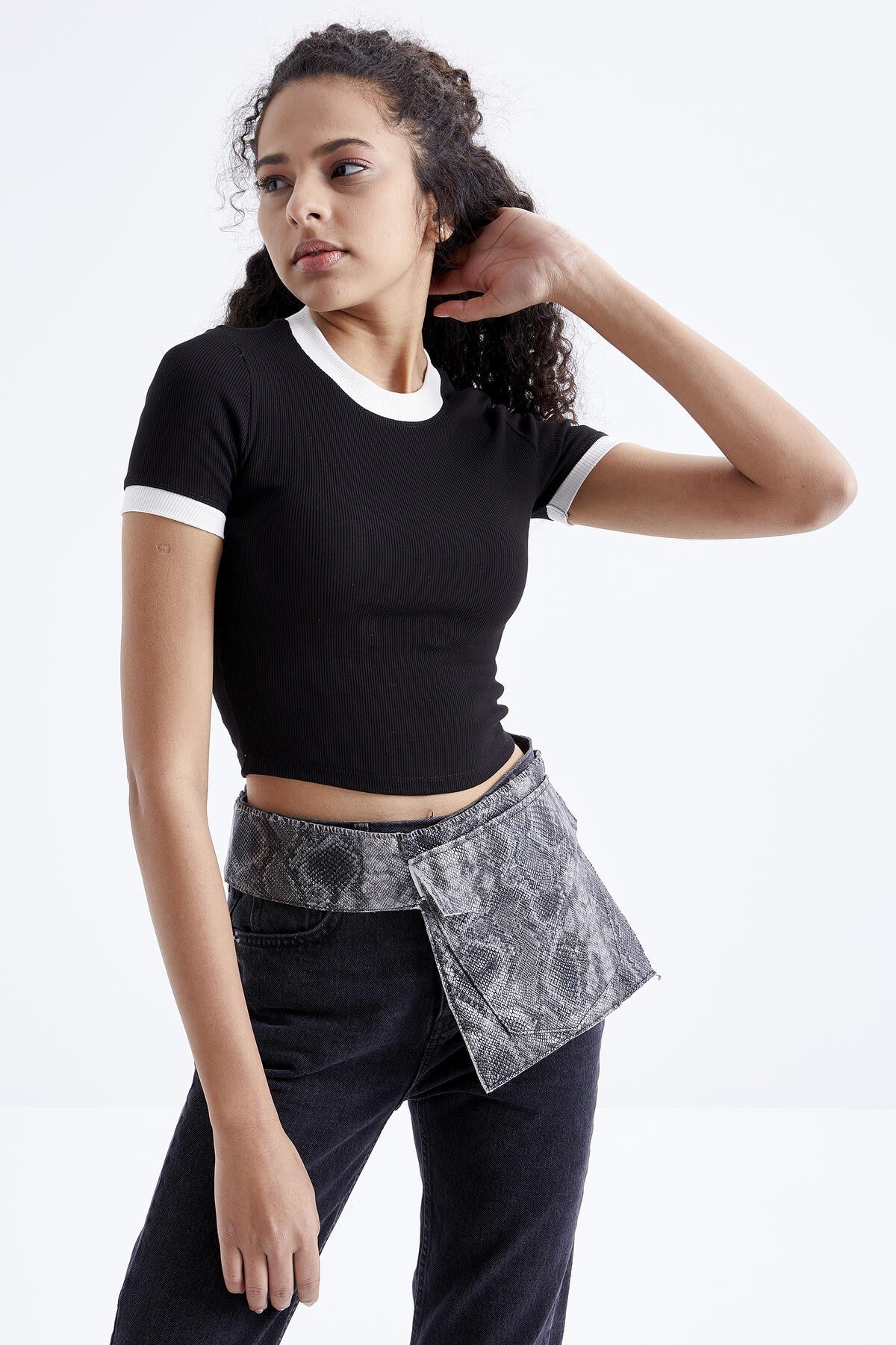 Black Basic Round Neck Detailed O Collar Women's Crop Top T-Shirt - 97200