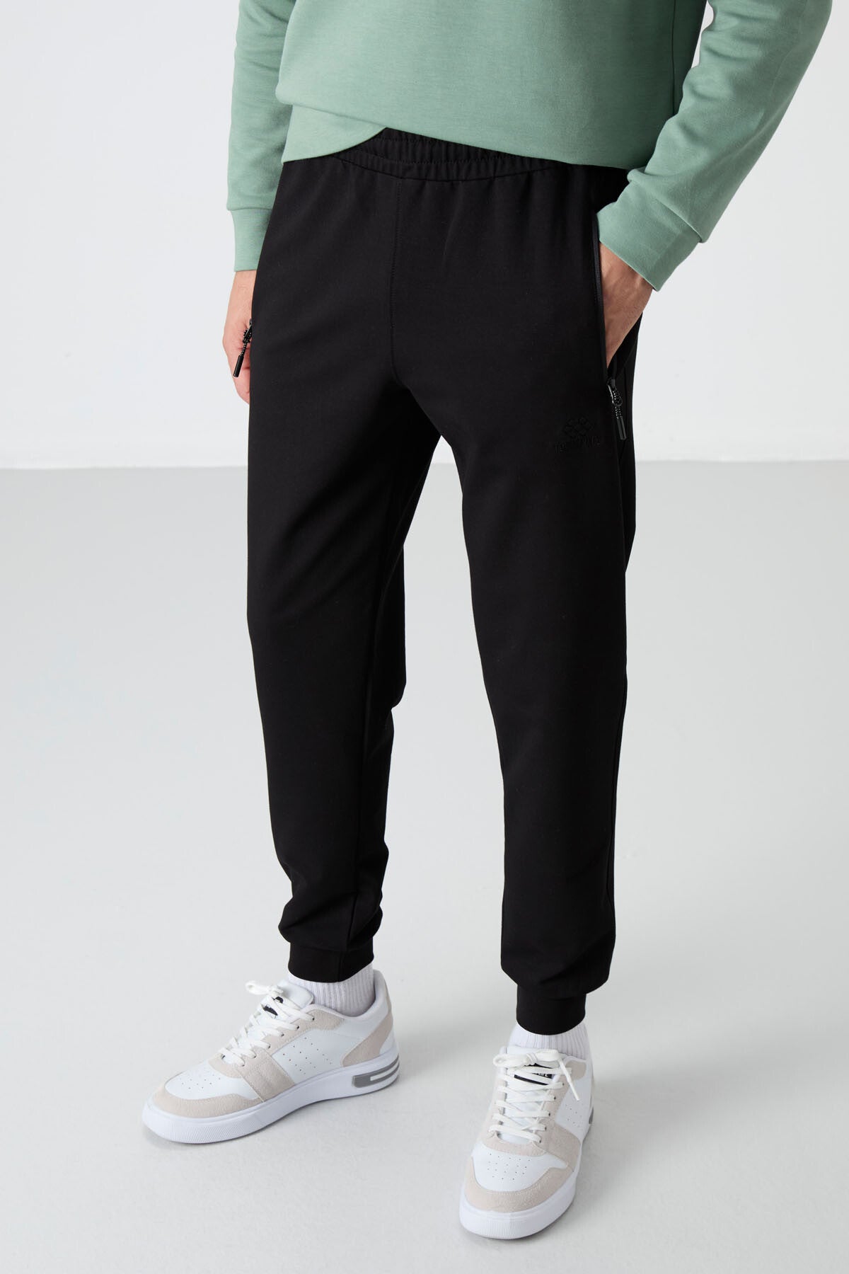 Black Zippered Pocket Standard Fit Jogger Men's Tracksuit Bottom - 84587