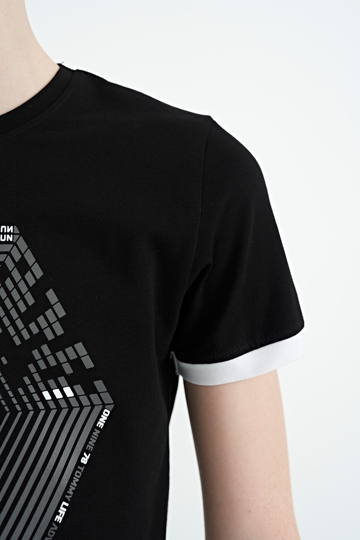 Black Cuff Detailed Printed Standard Fit Boys T-Shirt - 11156