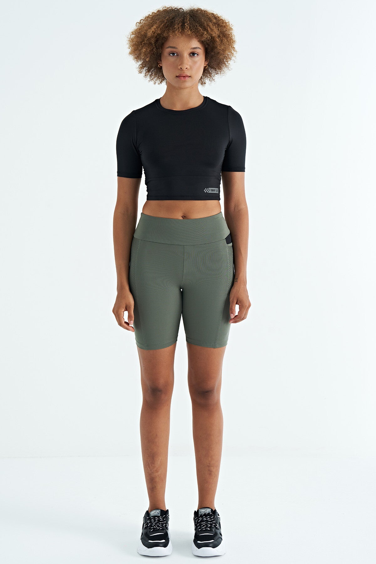 Black Backless Standard Fit O Collar Women's Crop T-Shirt - 97265