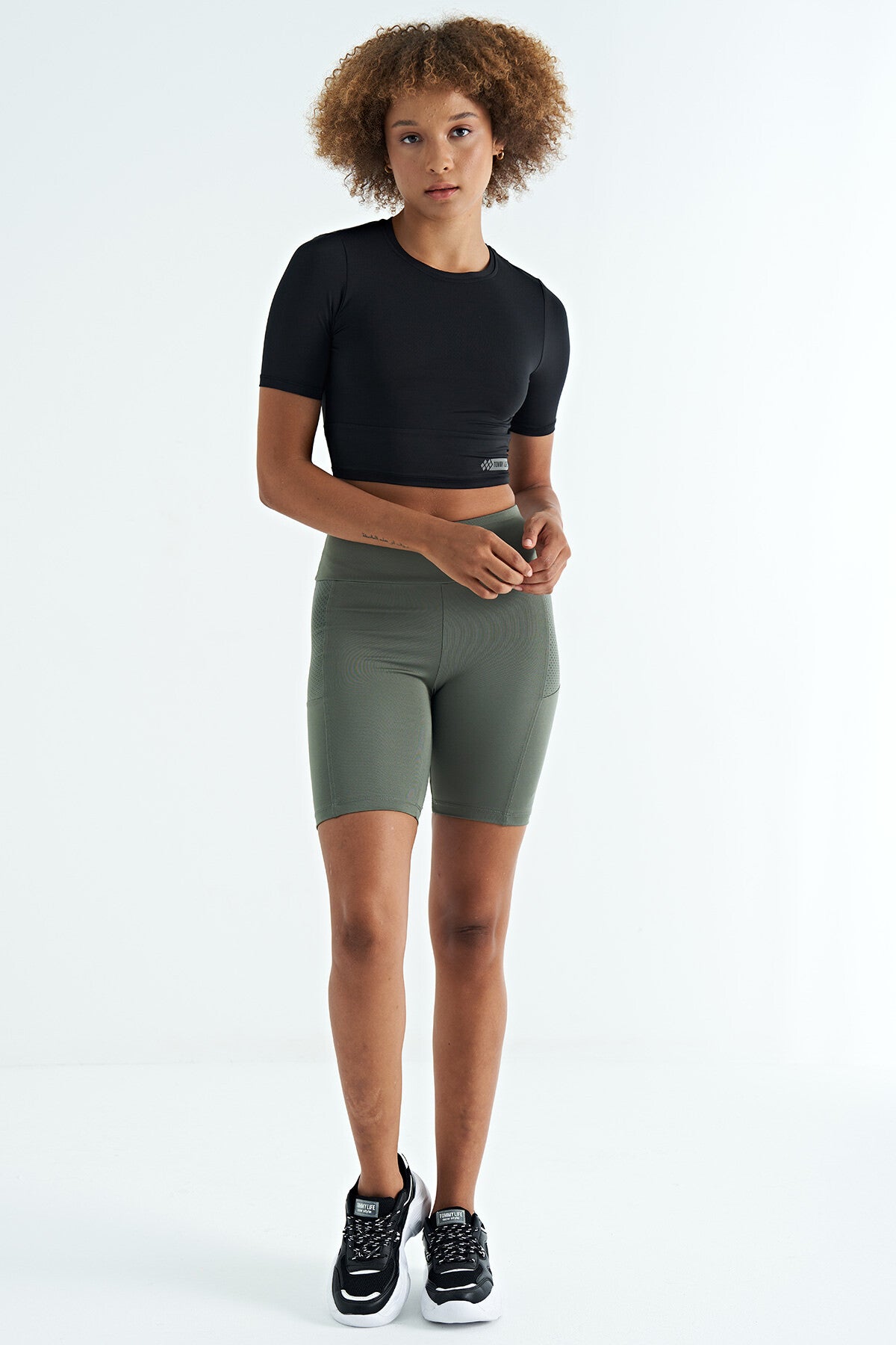 Black Backless Standard Fit O Collar Women's Crop T-Shirt - 97265