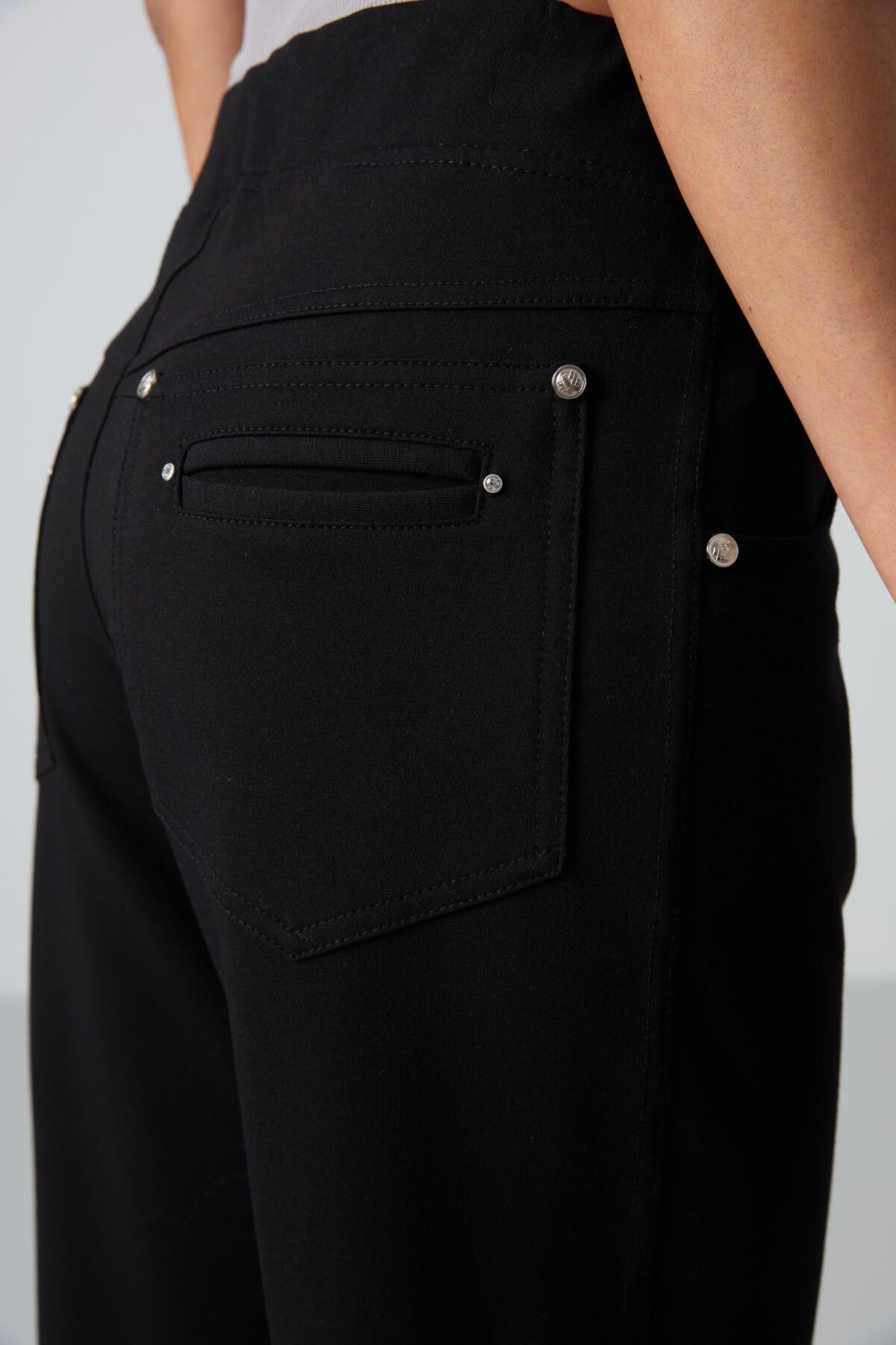 Black Stone Detailed Pocketed Comfort Fit Classic Cuff Women's Tracksuit Bottom - 94007