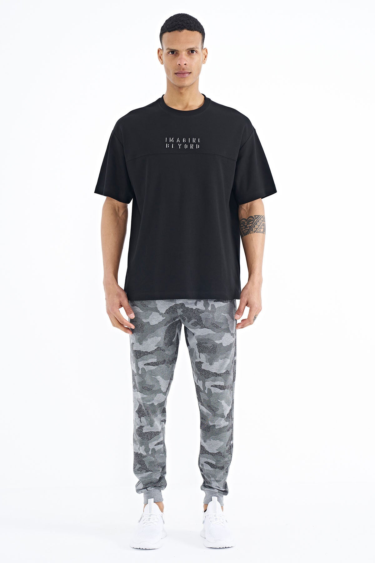 Black Embroidered Oversize O Collar Men's T-Shirt - 88178
