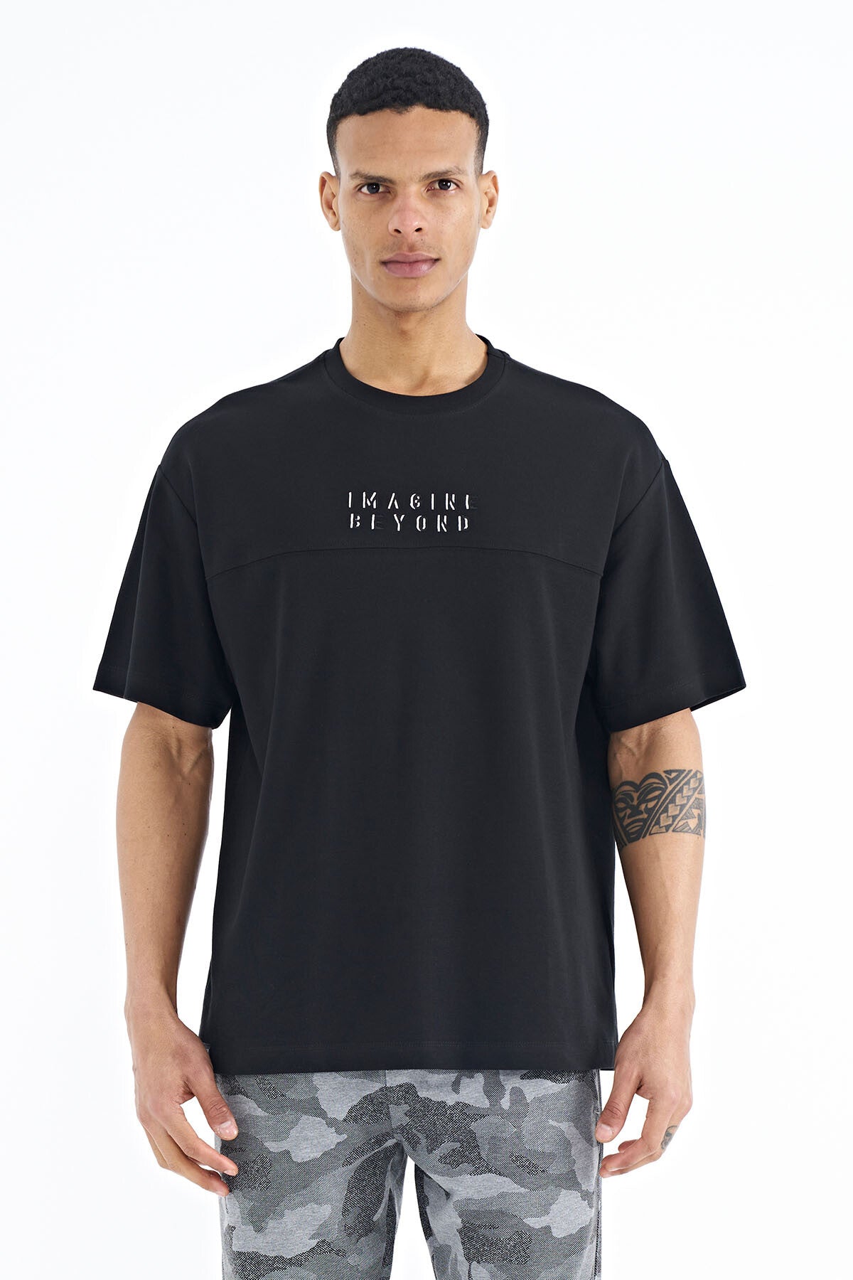 Black Embroidered Oversize O Collar Men's T-Shirt - 88178