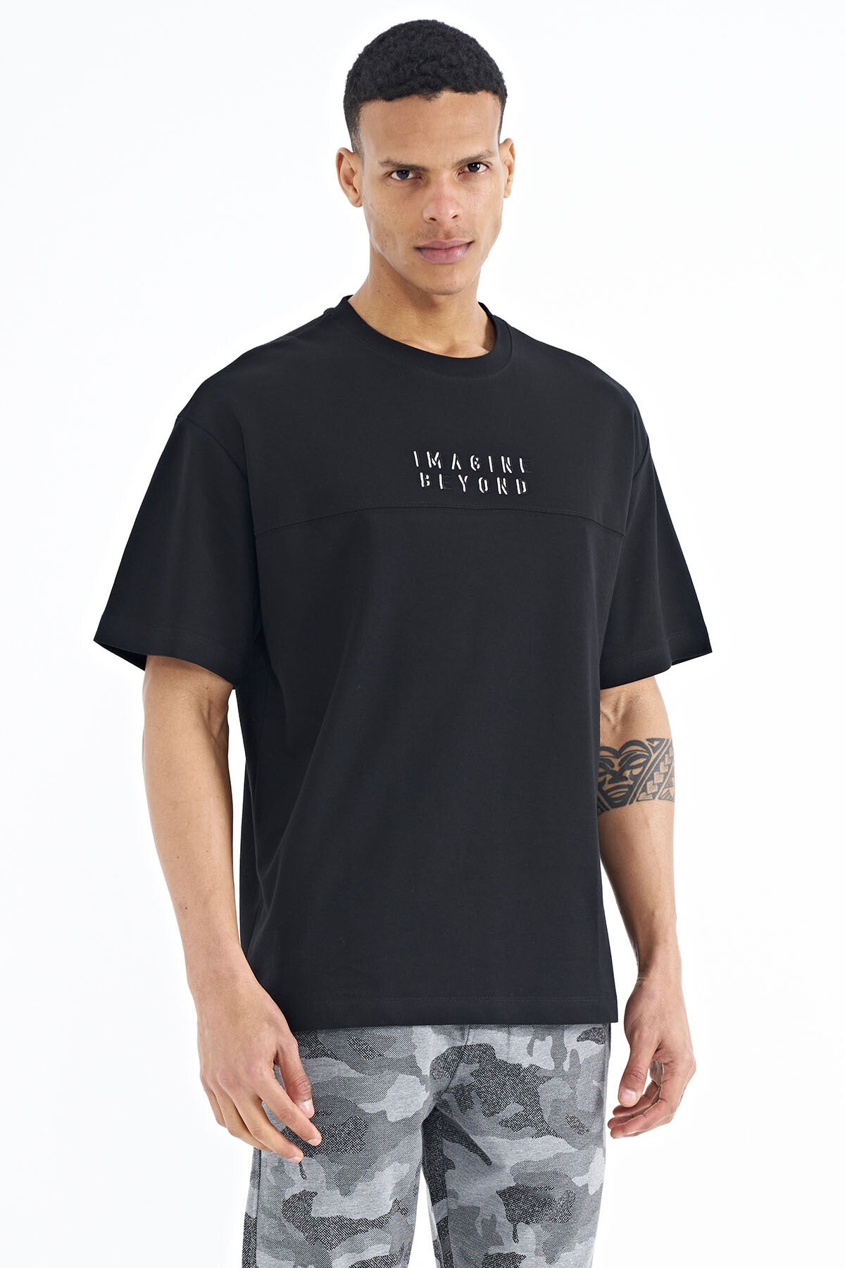 Black Embroidered Oversize O Collar Men's T-Shirt - 88178