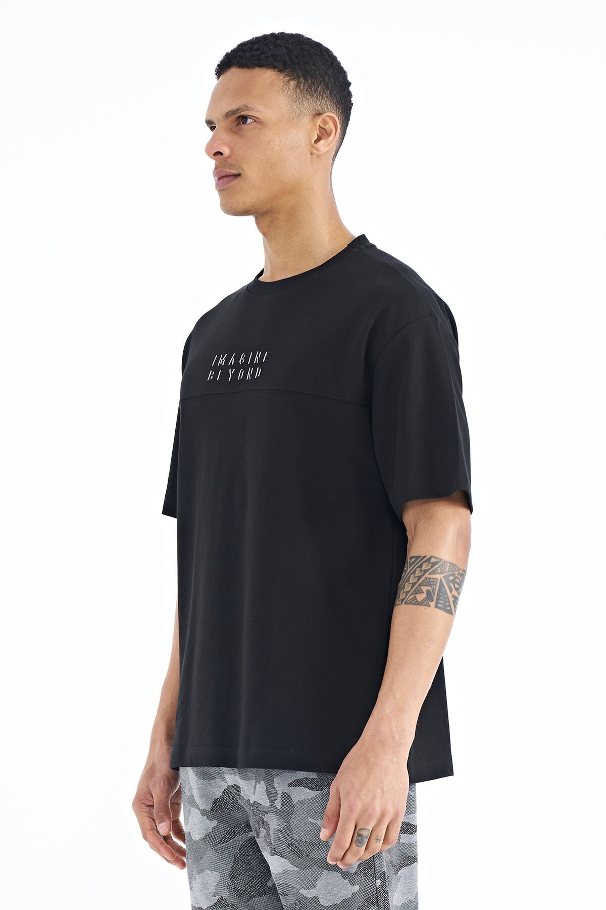 Black Embroidered Oversize O Collar Men's T-Shirt - 88178