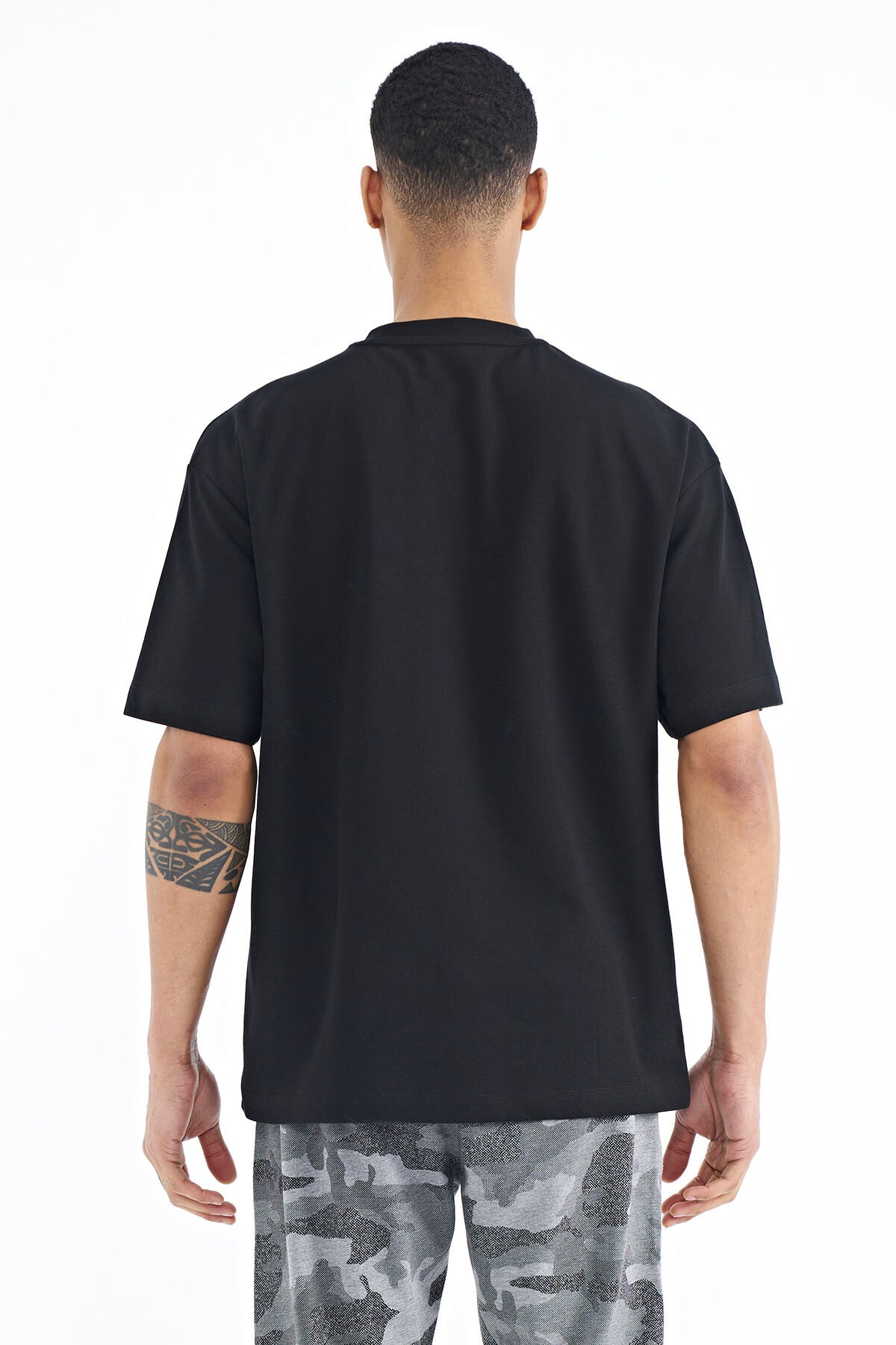 Black Embroidered Oversize O Collar Men's T-Shirt - 88178