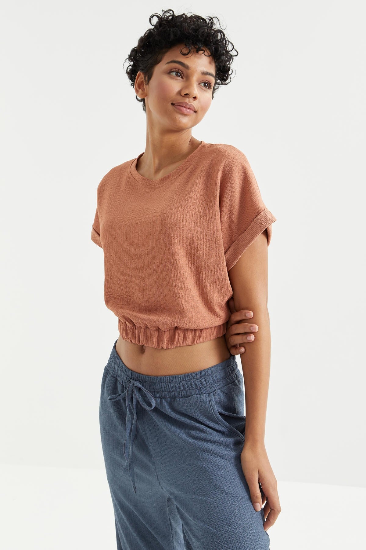 Cinnamon Basic O Collar Waist Elastic Crinkle Fabric Women's Crop Top T-Shirt - 97227