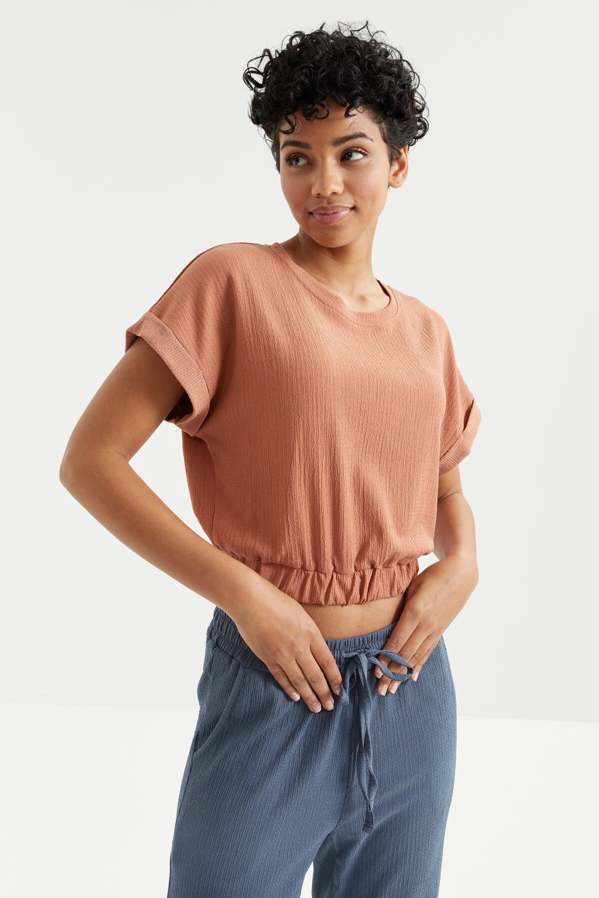 Cinnamon Basic O Collar Waist Elastic Crinkle Fabric Women's Crop Top T-Shirt - 97227