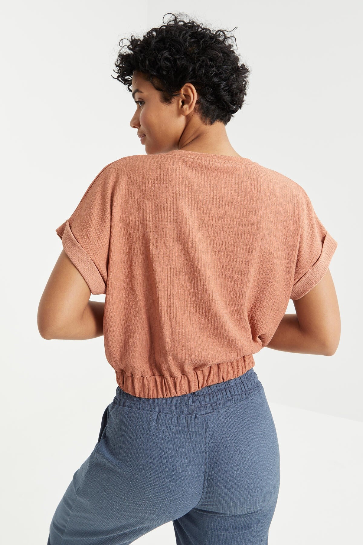 Cinnamon Basic O Collar Waist Elastic Crinkle Fabric Women's Crop Top T-Shirt - 97227