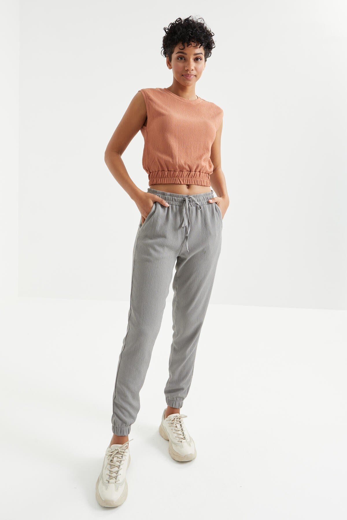 Cinnamon O Collar Sleeveless Stretchy Waist Crinkle Fabric Women's Crop Top T-Shirt - 97226