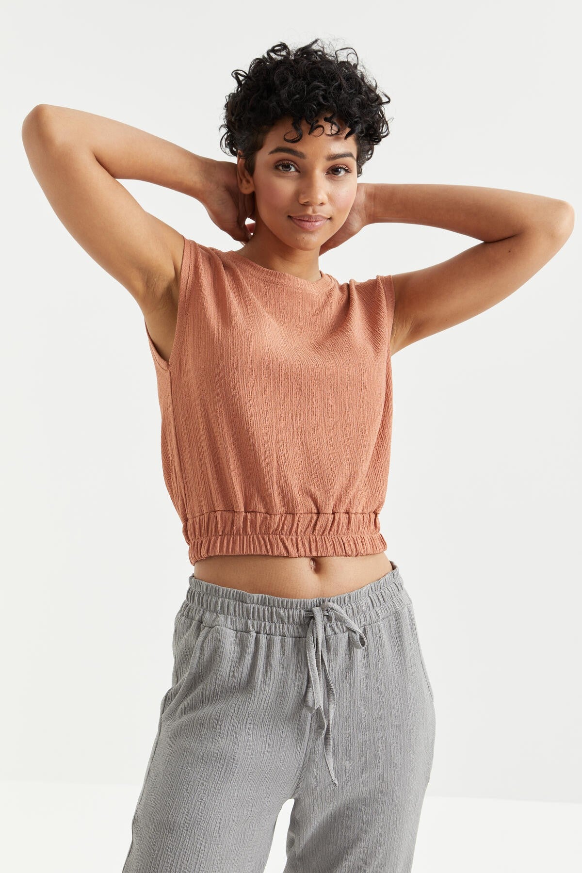 Cinnamon O Collar Sleeveless Stretchy Waist Crinkle Fabric Women's Crop Top T-Shirt - 97226