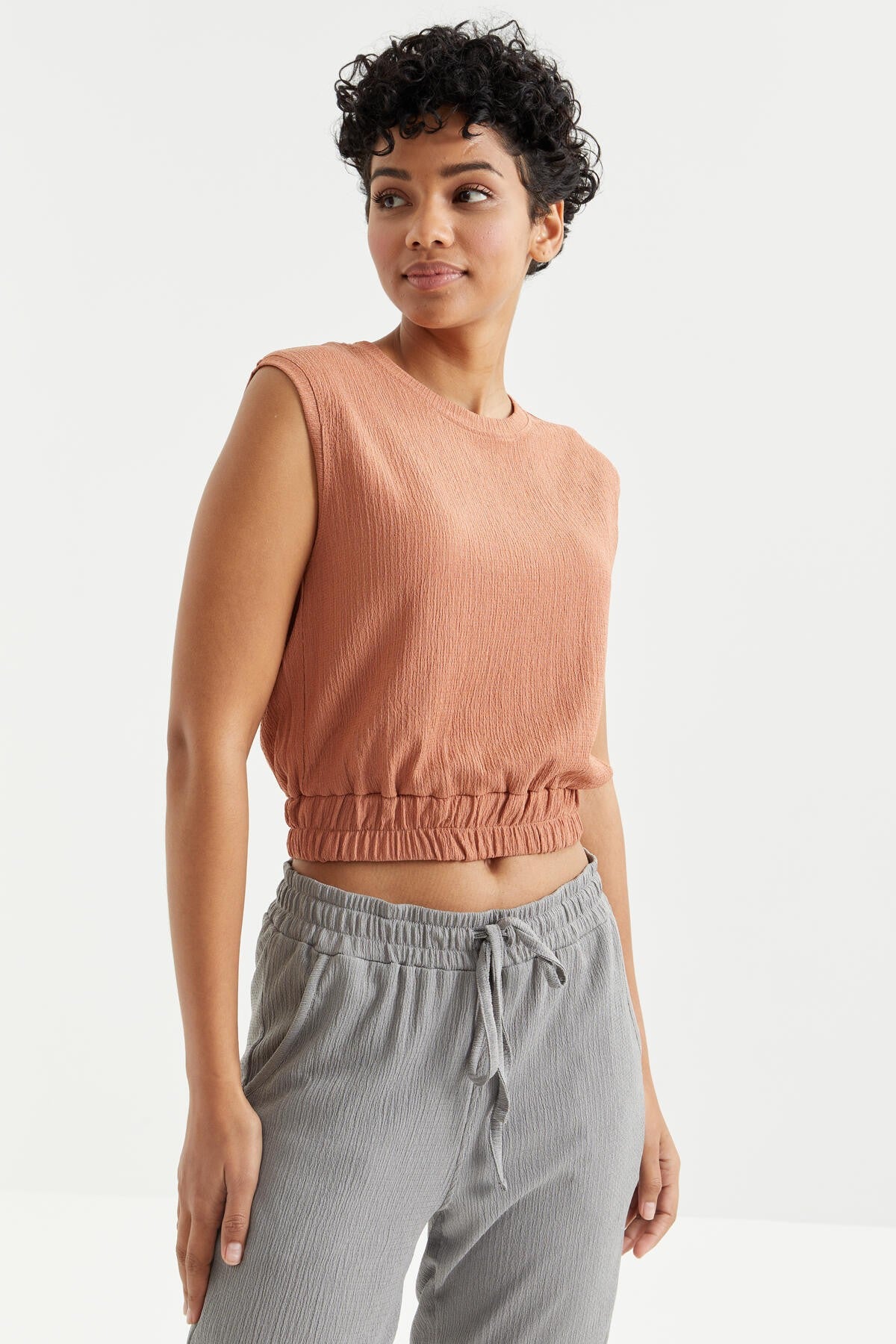 Cinnamon O Collar Sleeveless Stretchy Waist Crinkle Fabric Women's Crop Top T-Shirt - 97226
