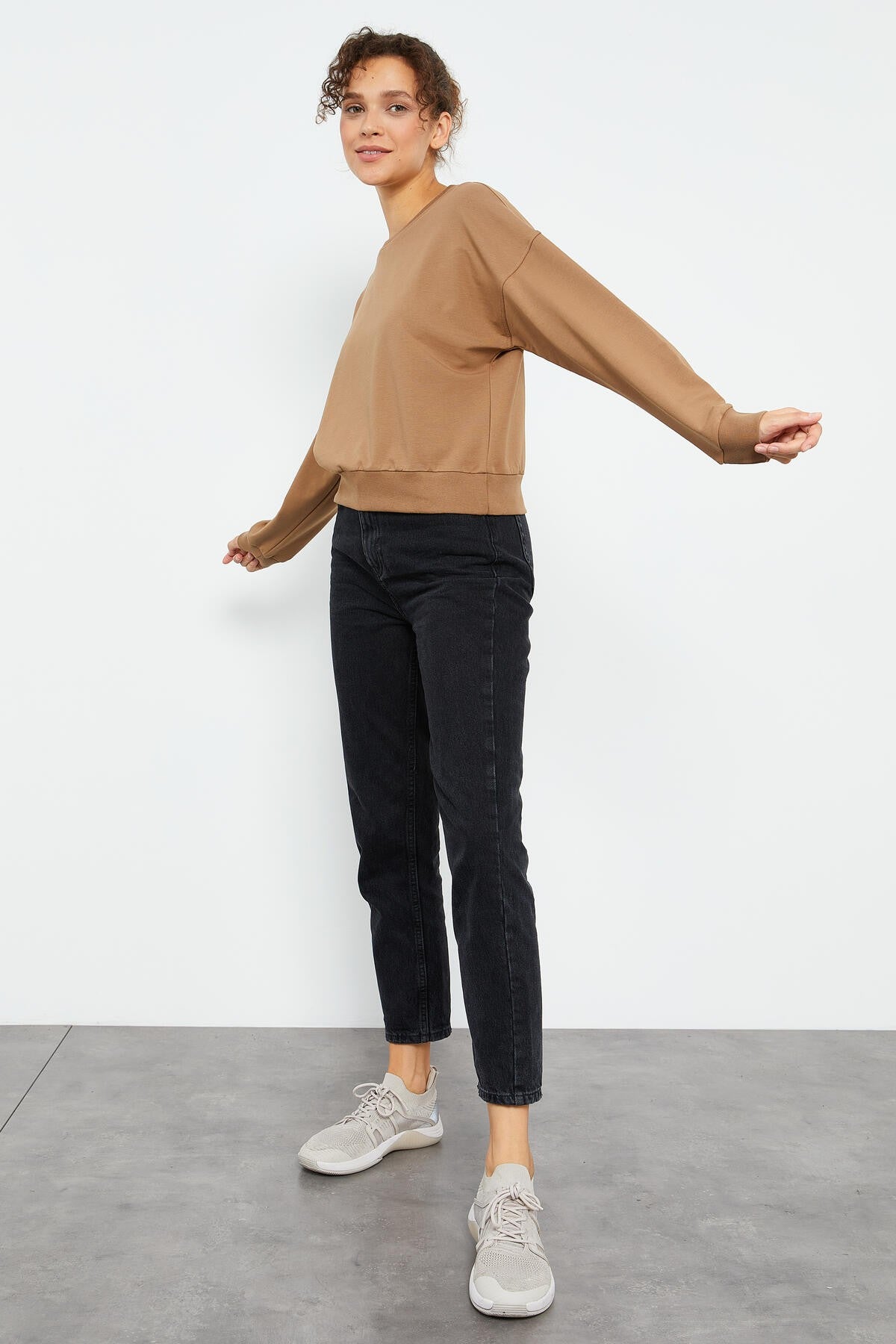 Basic Comfort Fit Round Neck Women's Sweatshirt - 97114