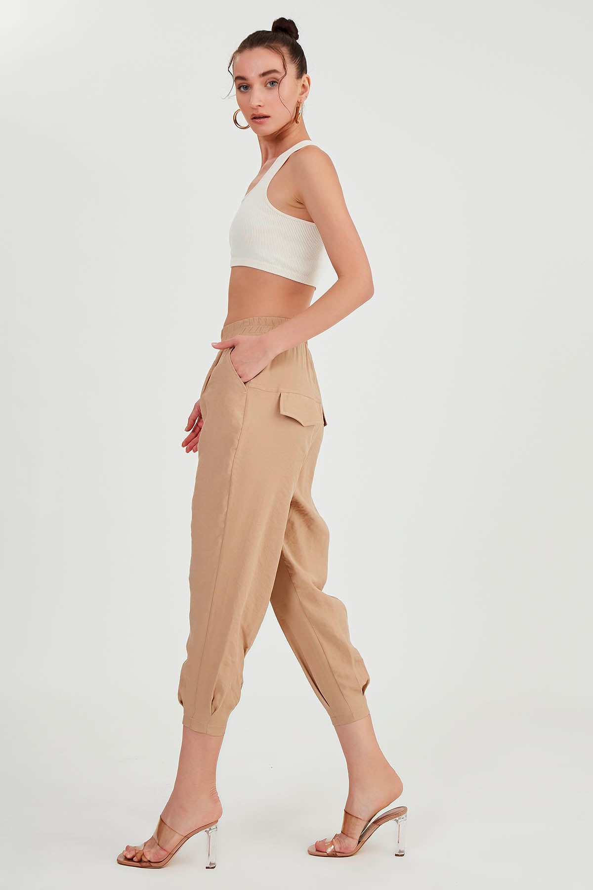 CROP TROUSERS WITH PLEATED-BACK COVER POCKET
