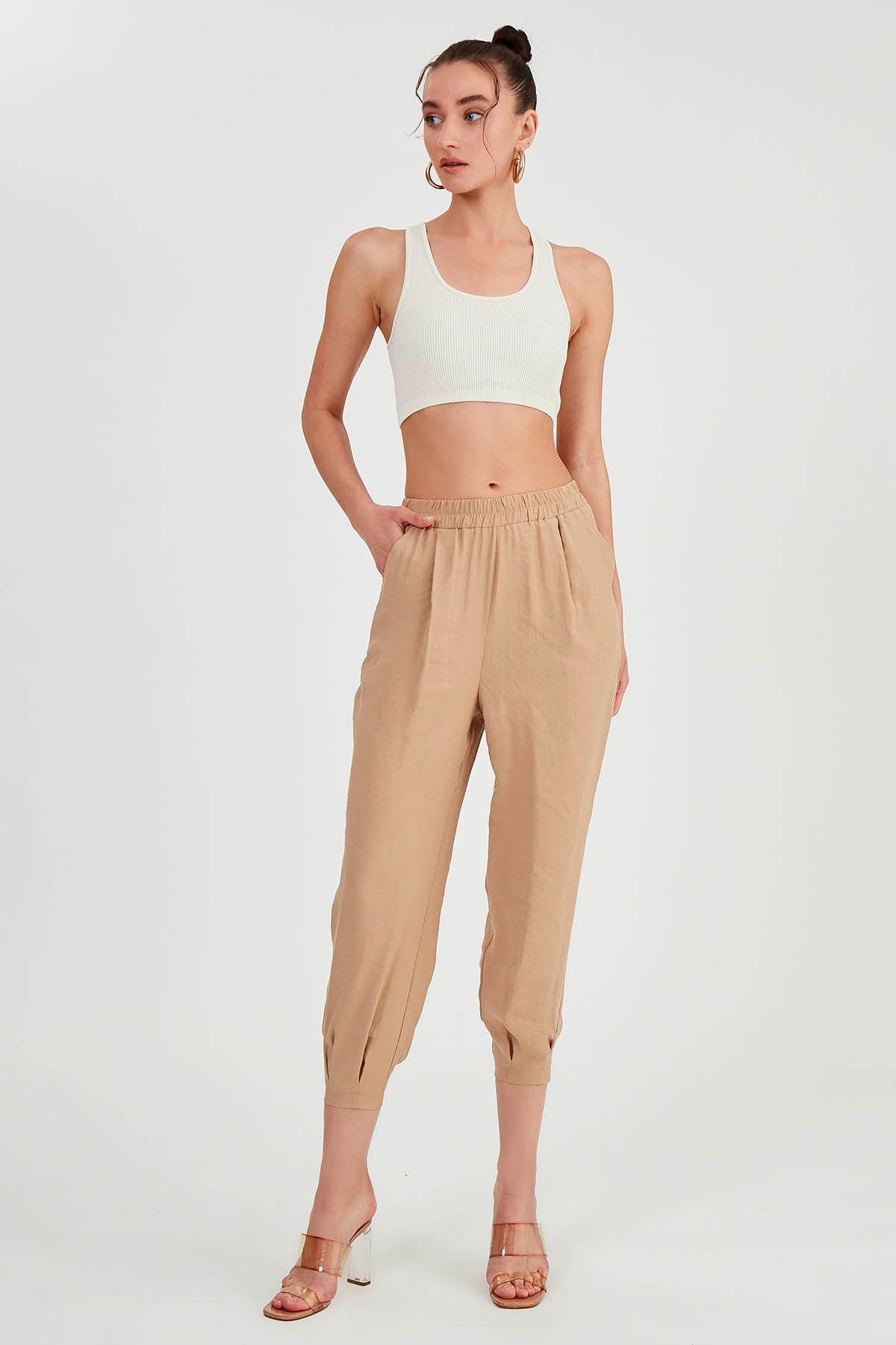 CROP TROUSERS WITH PLEATED-BACK COVER POCKET